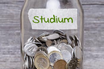 Finanzierung Allgemeine Infos Spardose mit Muenzen fuer die Finanzierung des Logistik Studiums