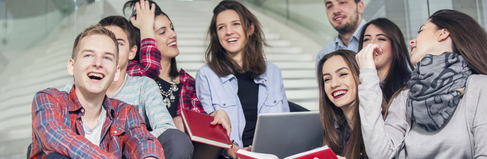 Gruppe von Logistik Studenten sitzen zusammen auf der Treppe