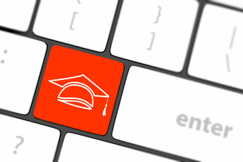 Taste mit Abschluss Hut um sich fuer das Fernstudium im Bereich der Logistik zu informieren