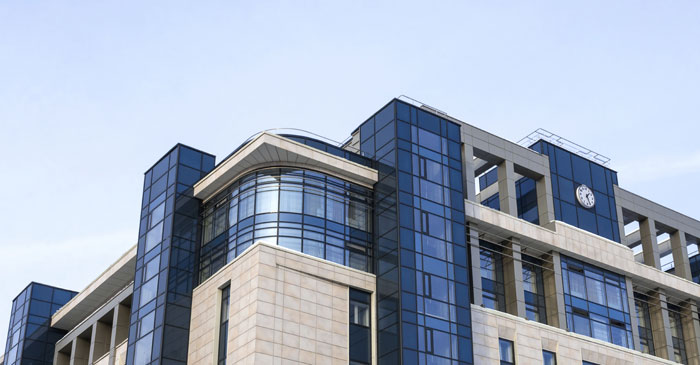 Außenansicht einer Hochschule mit Logistik Studiengaengen