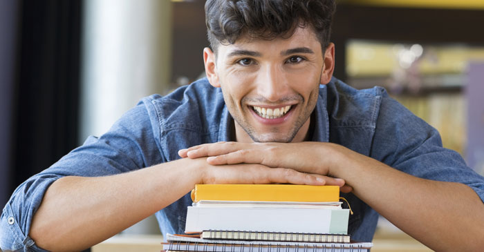 Student mit Buechern startet sein Logistik Studium