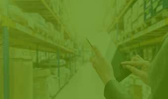 Logistikangestellter im Lagerraum