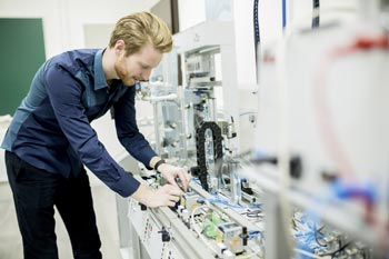 Logistik Produktion Karriere Logistiker beschaeftigt sich mit ingenieurwissenschaftlichen Aufgaben