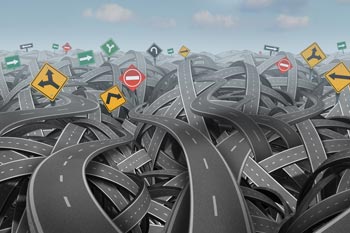 Chaotische Verkehrsspuren mit verschiedenen Strassenschildern