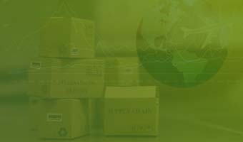 International logistikmanagement teaser Pakete stehen neben einer Weltkugel