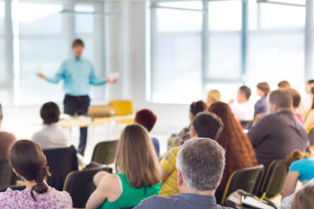 Teilnehmer einer Weiterbildung folgen dem Unterricht